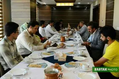 برگزاری نشست هم‌اندیشی تعدادی از مدیران  اقامتگاه‌های بوم‌گردی، آزانس‌های گردشگری کرمانشاه و اعضای شورای  ثبت جهانی اورمانات در هتل پارسیان