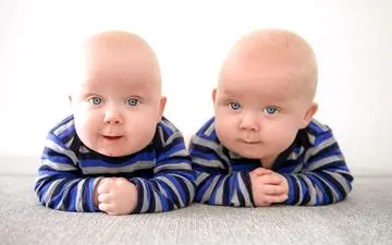 تولد دوقلوهایی که تاریخ تولدشان یک سال اختلاف دارد