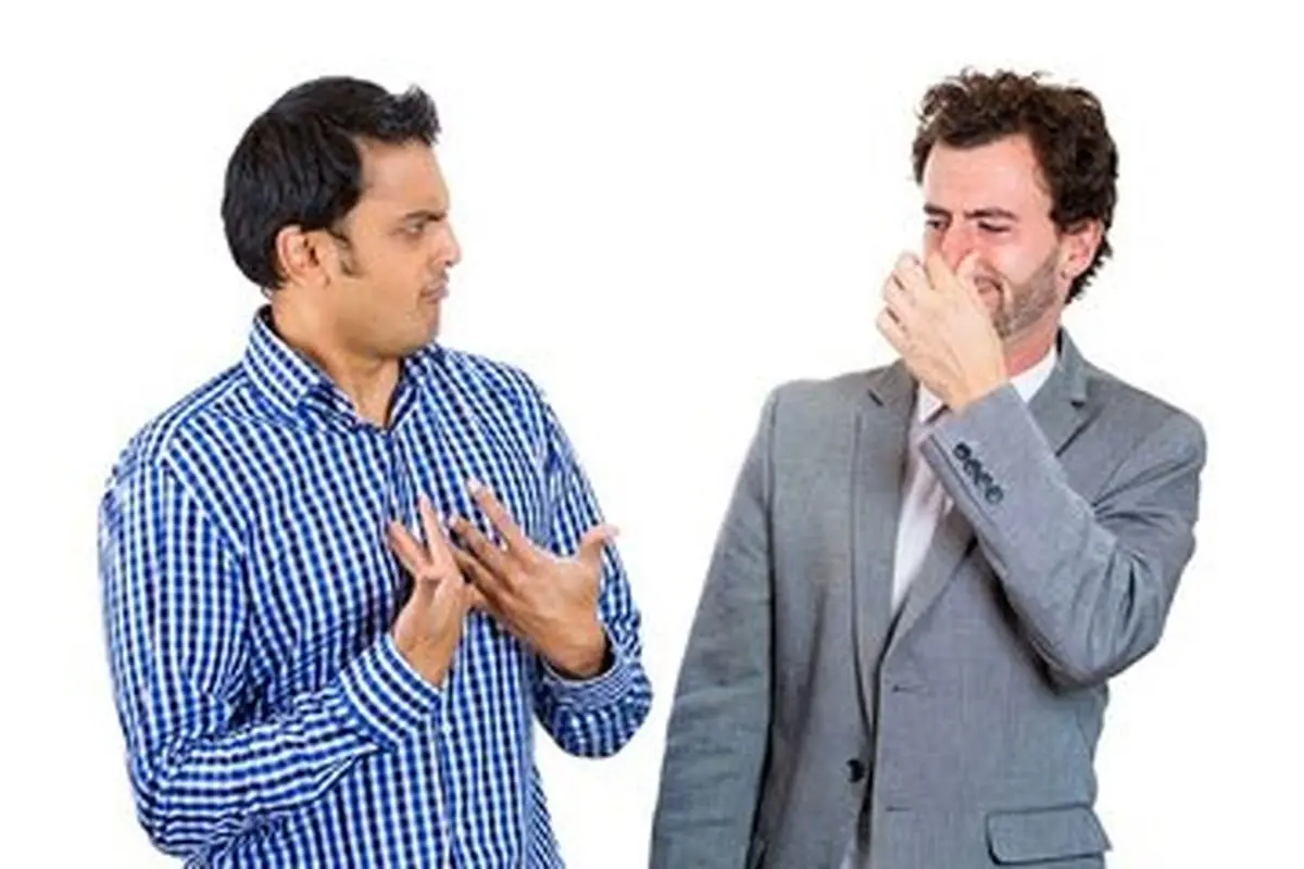 این غذاها باعث بوی بد بدن در تابستان میشوند