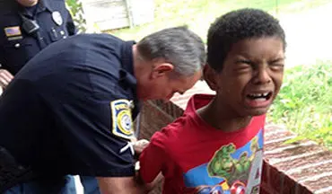 دستبند زدن پلیس آمریکا به پسربچه ۹ ساله + فیلم