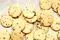 طرز تهیه شیرینی کشمشی نرم و خوش‌عطر در خانه