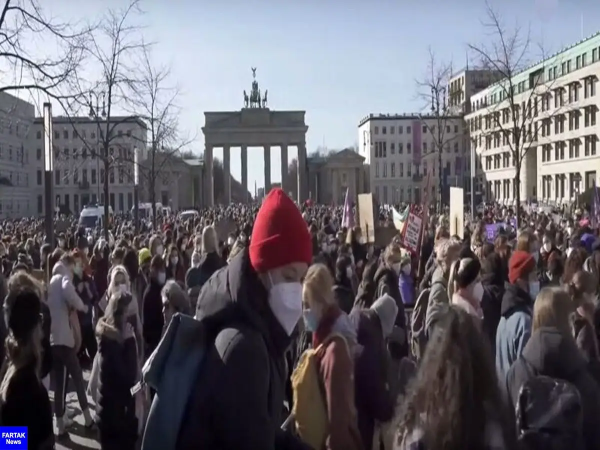 تظاهرات زنان آلمانی بدون توجه به محدودیت‌های کرونایی