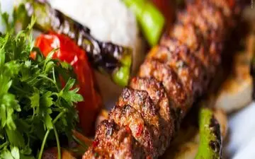 طرز تهیه کباب کوبیده بوقلمون خوشمزه و مجلسی؛ سبک‌تر از گوشت قرمز، پر از طعم و خاصیت!