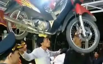 حرکات موزون یک آرتیست با موتوری روی سر