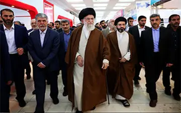 گلایه رهبر انقلاب از قیمت و جنس کاغذ برخی کتاب‌ها در نمایشگاه بین‌المللی + فیلم