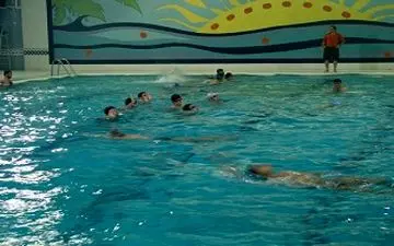 آب بازی یک وزیر با کودکان در استخر + فیلم