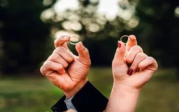 یک نظرسنجی جدید پاسخ می‌دهد؛ متاهل‌ها شادترند یا مجردها؟
