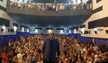 عکس دسته جمعی مهران مدیری با تماشاگران در سینما