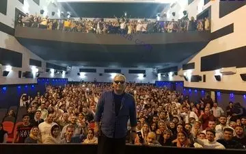 عکس دسته جمعی مهران مدیری با تماشاگران در سینما