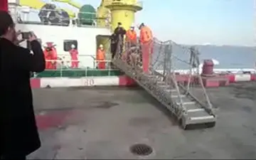 لحظه ورود دو پیکر کشف شده نفتکش سانچی به شانگهای + فیلم