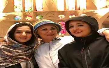 تیپ متفاوت نرگس محمدی و لاله اسکندری در بارسلون! + عکس