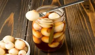 ترشی پیاز خوشمزه: طرز تهیه فوری با رنگ سفید و قرمز