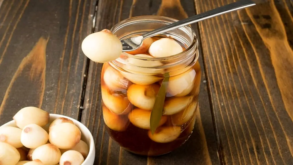 ترشی پیاز خوشمزه: طرز تهیه فوری با رنگ سفید و قرمز