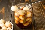 ترشی پیاز خوشمزه: طرز تهیه فوری با رنگ سفید و قرمز