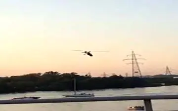 سقوط جایروکوپتر به درون رودخانه پس از برخورد با کابل برق 