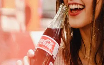 یک ساعت پس از نوشیدن نوشابه چه اتفاقی برای بدن می‌افتد؟