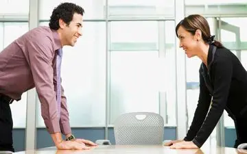 اگر یک مرد به خانمی تماس چشمی طولانی مدت داشته باشه، 15 معنا دارد/جالبه بخون حتماً!