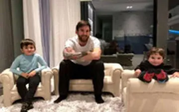 کلاس تمرینی مسی برای فرزندانش در خانه