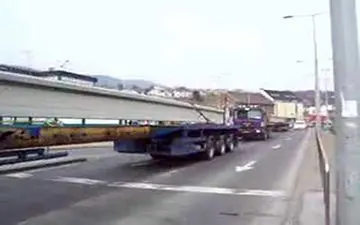 اقدام خطرناک راکب موتور در مواجهه با تریلی + فیلم