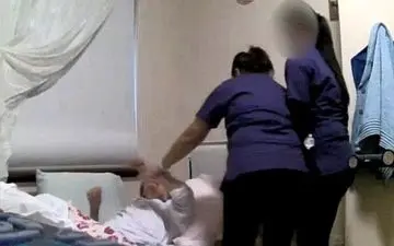 رفتار بی‌شرمانه پرستاران با بیمار سالخورده! +فیلم 