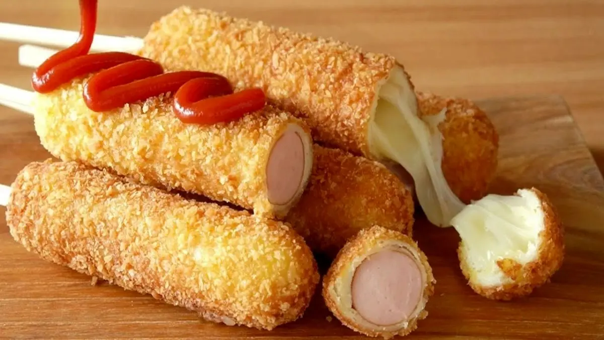 طرز تهیه کورن داگ؛ فستفود خوشمزه با بافتی ترد و طعمی خاص