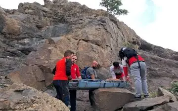 کوه‌گرد مصدوم شده از کوه‌های تفرش جان سالم به در برد