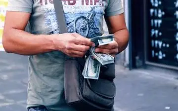 روند کاهش ارز با توزیع دلارهای حاصل از صادرات پتروشیمی در بازار 