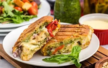 آموزش ویدئویی پنینی مرغ و پنیر؛ طرز تهیه سریع و خوش‌طعم