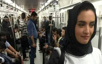 پوشش «میترا حجار» با تیشرتی متفاوت در مترو