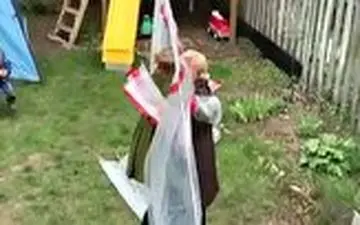 راهکار جالب دختر جوان برای در آغوش کشیدن مادرش