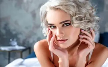 رنگ موی یخی: همه چیز درباره این رنگ موی خاص و خیره کننده| انواع مدل های جدید یخی و نکات آرایشی