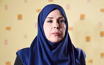 تصویری از شیوا خنیاگر در آغوش پسر بلند قامتش