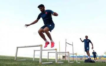  جنگ قرمزها بر سر  آقای گلی!