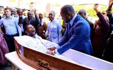 شوآف یک کشیش در زنده کردن مرده درون تابوت! +فیلم 