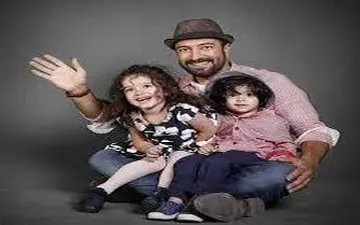 مجید صالحی در کنار دو قلو های اش