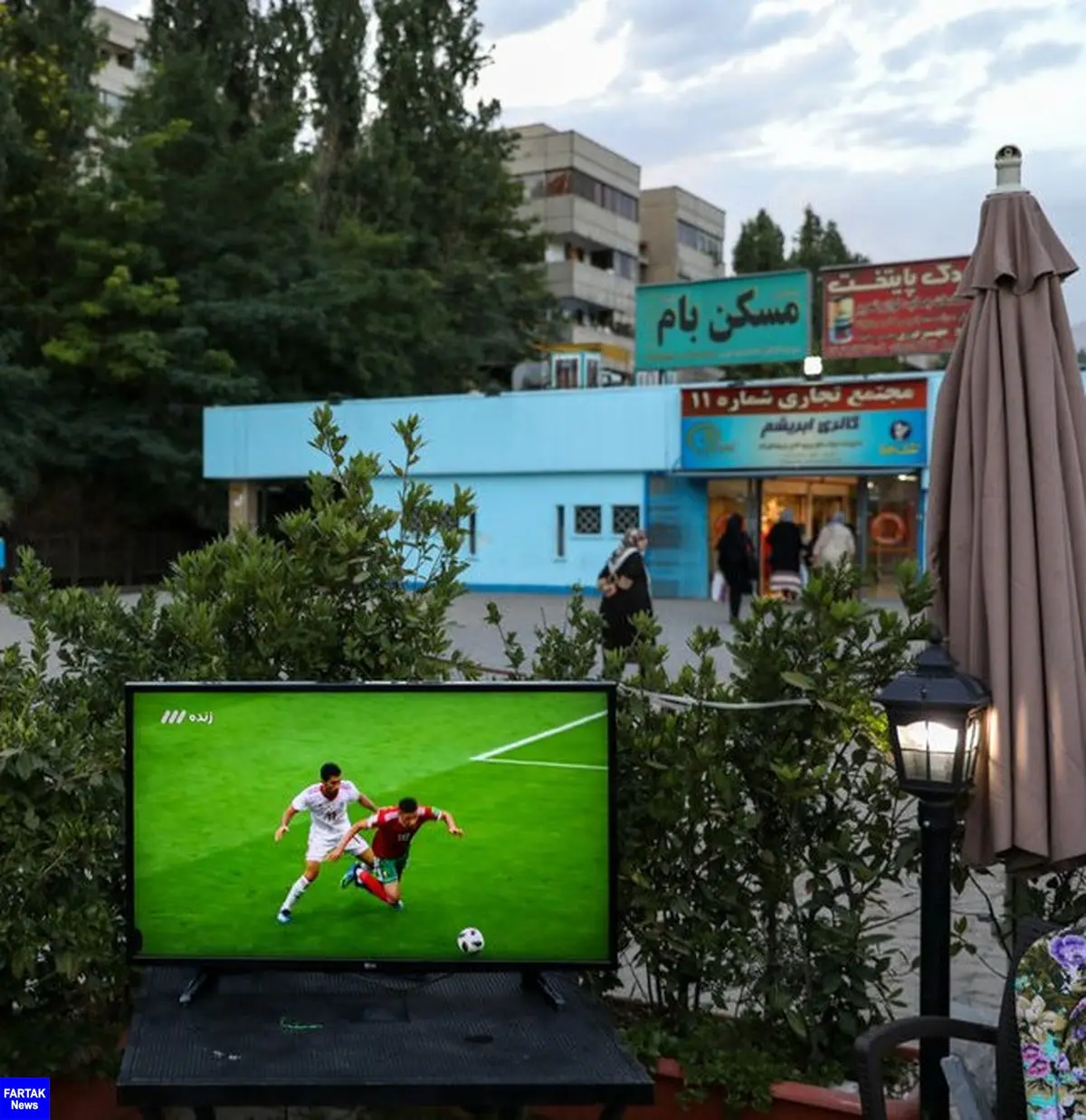 انتقاد تندگویان از گرفتن ورودی از شهروندان برای تماشای فوتبال در فضاهای باز شهری