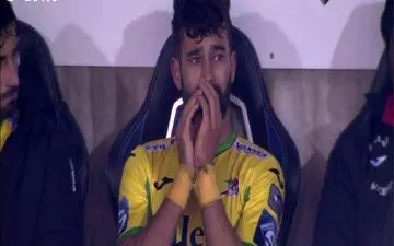 اشک‌های رامین رضاییان روی نیمکت اوستنده پس از اشتباهش/عکس
