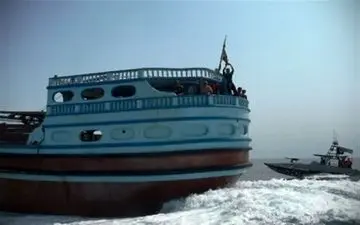 توقیف یک فروند شناور با ۲۵۰ هزار لیتر سوخت قاچاق توسط نیروی دریایی سپاه