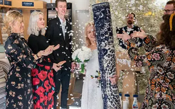 ازدواج جنجالی یک دختر با فرش ! + عکس 