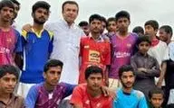 فوتبال بازی کردن حمید استیلی در کنار سیل‌زدگان سیستان و بلوچستان 