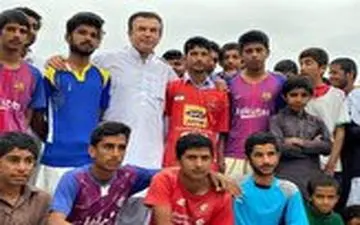 فوتبال بازی کردن حمید استیلی در کنار سیل‌زدگان سیستان و بلوچستان 