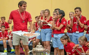 راجر فدرر به نوجوانان همشهری‌ خود پیتزا تعارف کرد!