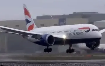 مسافران هواپیما هنوز سوار نشده سقوط کردند +فیلم 