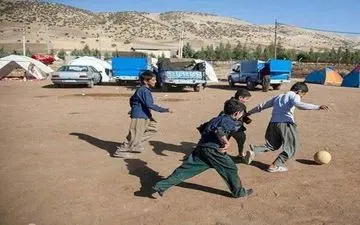 تصویری امیدبخش از بازی فوتبال کودکان زلزله زده