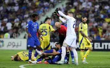 بازیکن استقلال راهی بیمارستان شد

