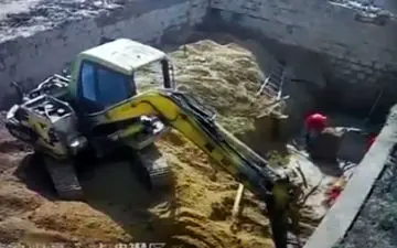 لحظه سقوط دیوار سیمانی روی 3 کارگر! +فیلم