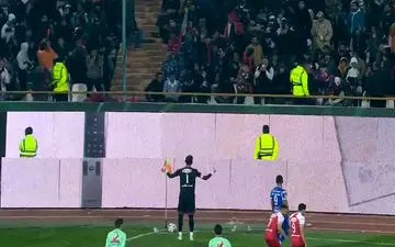 پرتاب بطری به سمت مهدی پور و پادرمیانی بیرانوند! + ویدئو