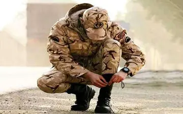 ویدیو | قهرمانی سرباز پلیس در مهار آتش؛ نماد شجاعت و وظیفه‌شناسی