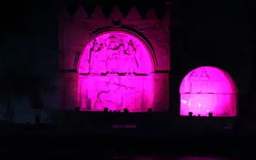 به منظور آگاهی بخشی جامعه از خطر ابتلا به سرطان سینه، طاقبستان با رنگ صورتی نورپردازی شد