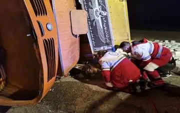 با یک فوتی؛ واژگونی کامیون در جاده قم به گرمسار
